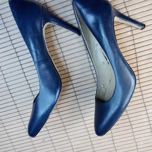 ANN TAYLOR Classic BLUE MILA LEATHER 4" heel PUMPS sz 8B. Inside lining some pee - Picture 7 of 10
